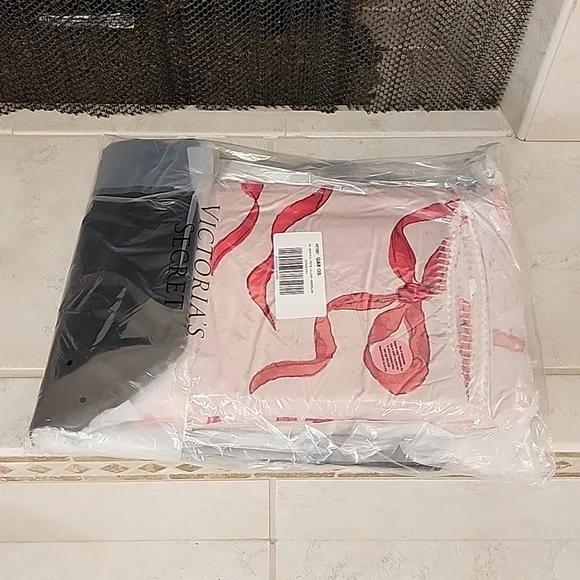 ❤️ VICTORIA'S SECRET Tote Bag & Blanket Set! ❤️
